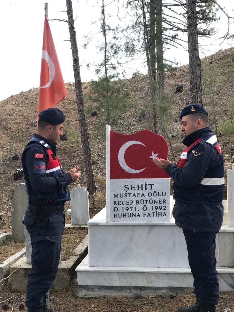 Antalya’da Şehit Ve Gazilerin Kabirlerinde Temizlik Ve Bakım Yapıldı