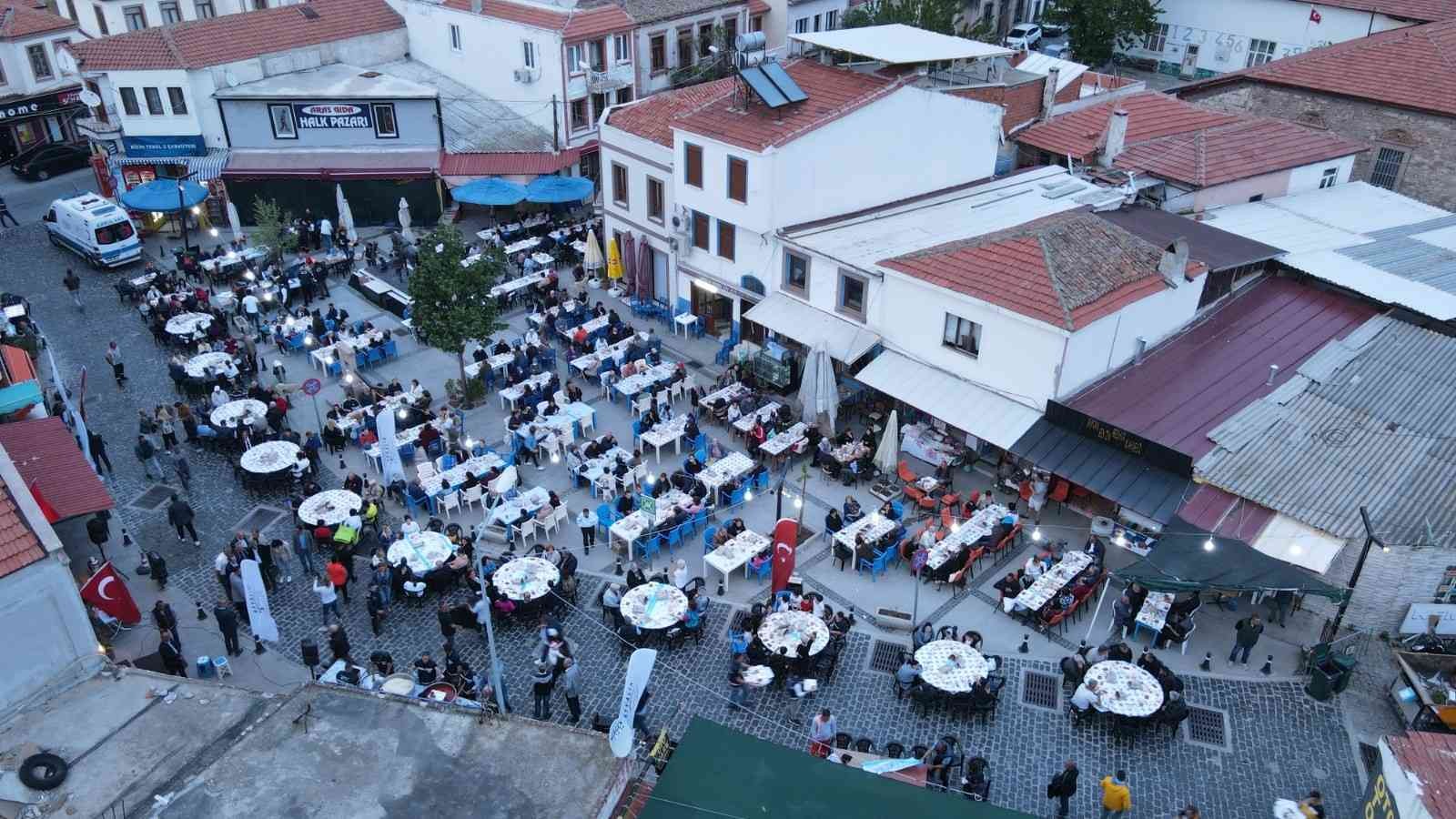 Ayvalık Belediyesi’nden 1500 kişilik dev iftar