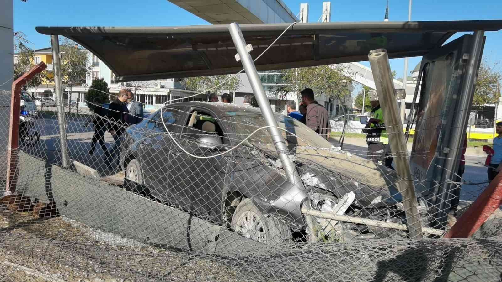 Bursa’da Otomobil Durağa Daldı: 1 Yaralı