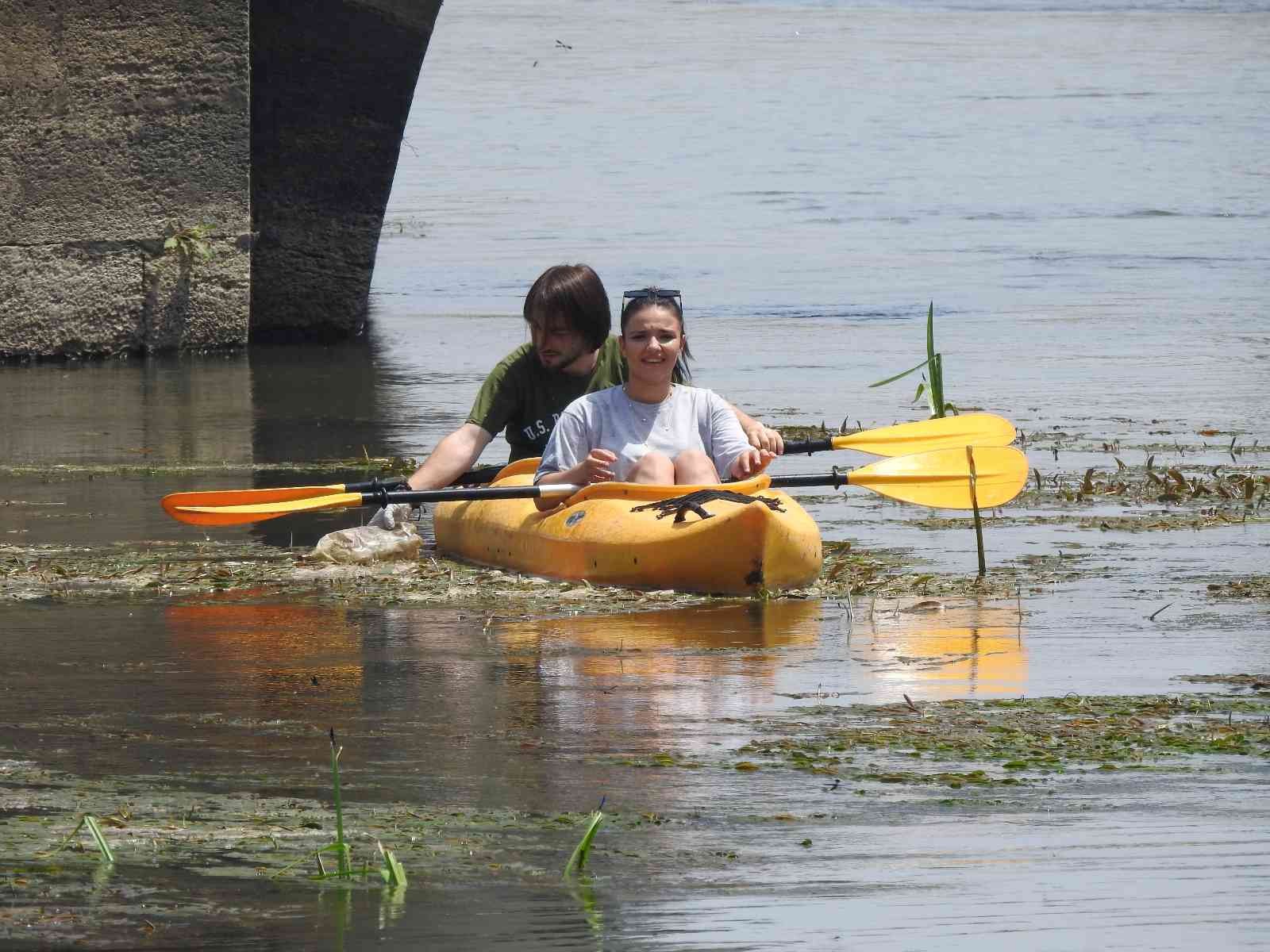 Çevreci gençler kano ile Tunca Nehri’ndeki çöpleri topladı