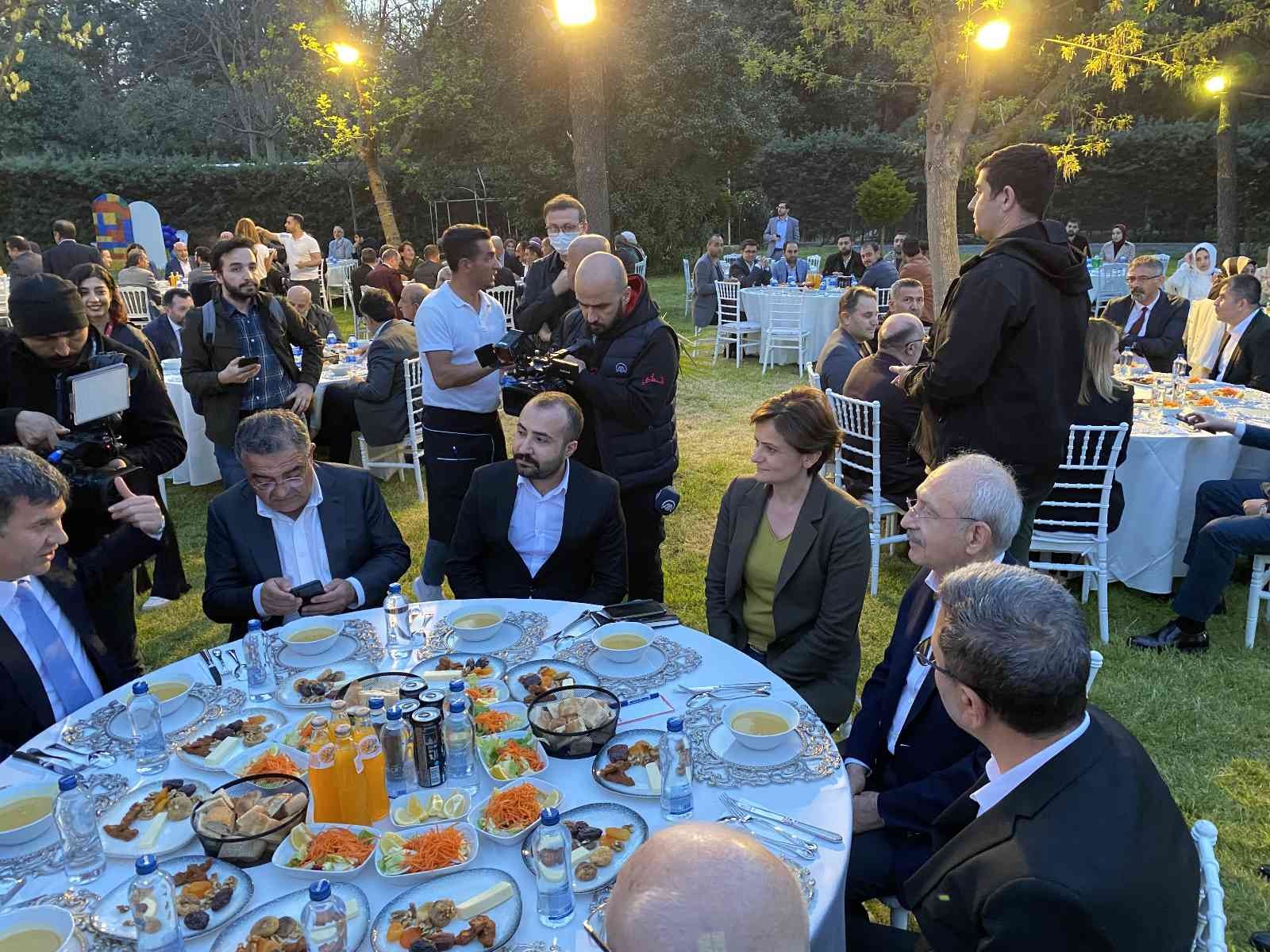 CHP Genel Başkanı Kılıçdaroğlu Kadıköy’de dernek üyeleri ile iftar yaptı