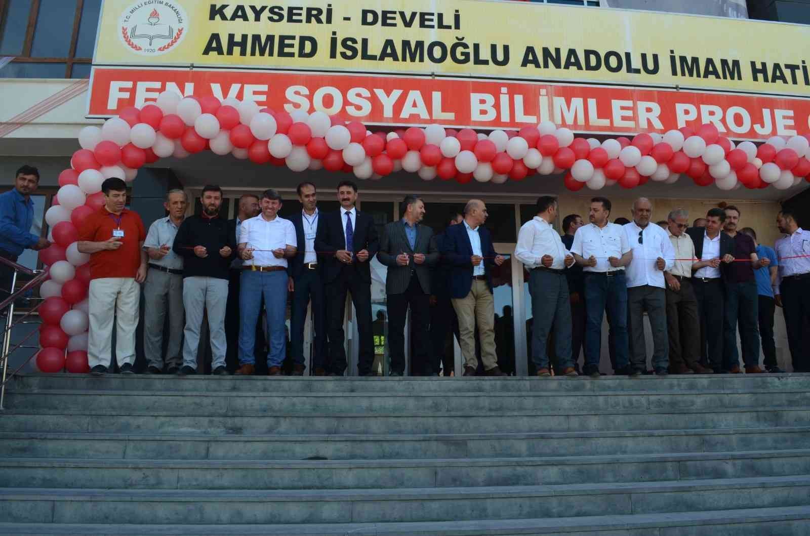 Develi Ahmed İslamoğlu Anadolu İmam Hatip Lisesinde Bilim Fuarı Açıldı