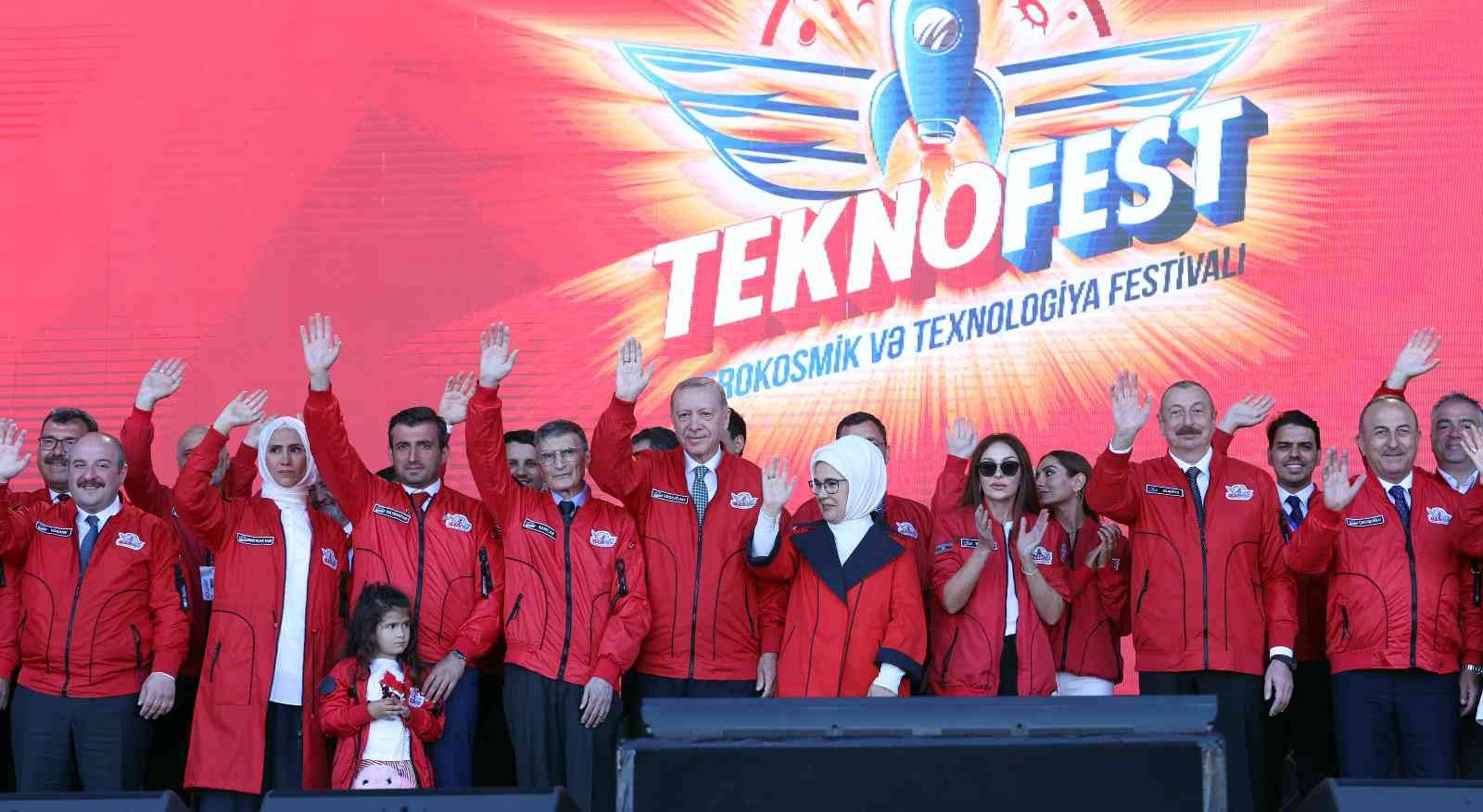 Erdoğan ve Aliyev, TEKNOFEST’te kazanan takımlara ödüllerini verdi