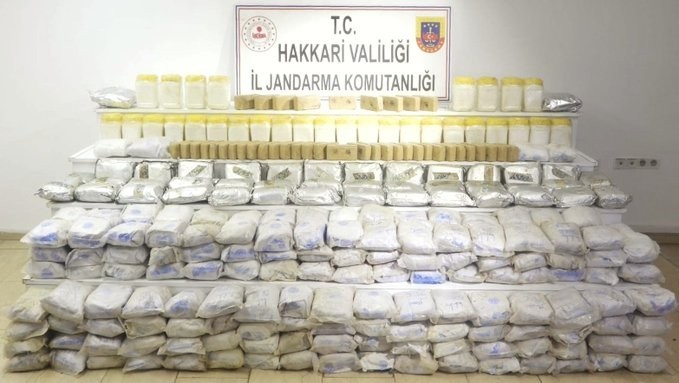 İçişleri Bakanı Soylu: 'Hakkari Yüksekova Akpınar Köyü’nde gerçekleştirilen uyuşturucu operasyonunda 250 kg eroin, 35 kg metamfetamin ele geçirildi. 
