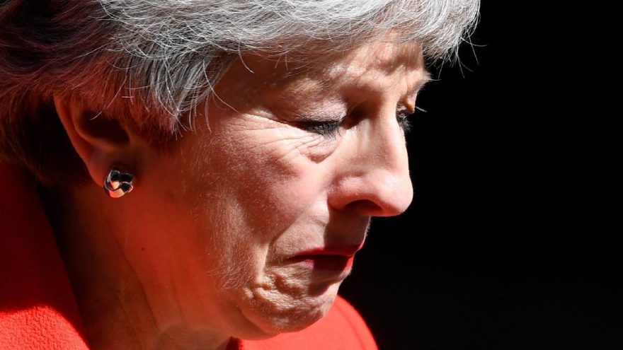 İngiltere Başbakanı May’den istifa etti