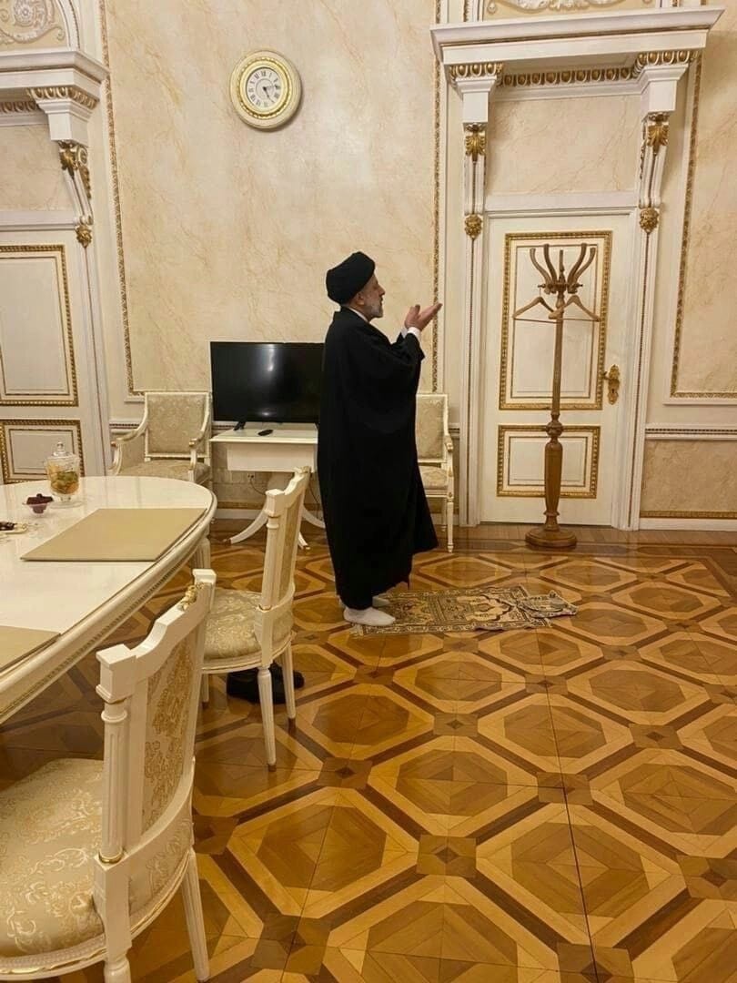 İran Cumhurbaşkanı Reisi, Kremlin’de Namaz Kıldı
