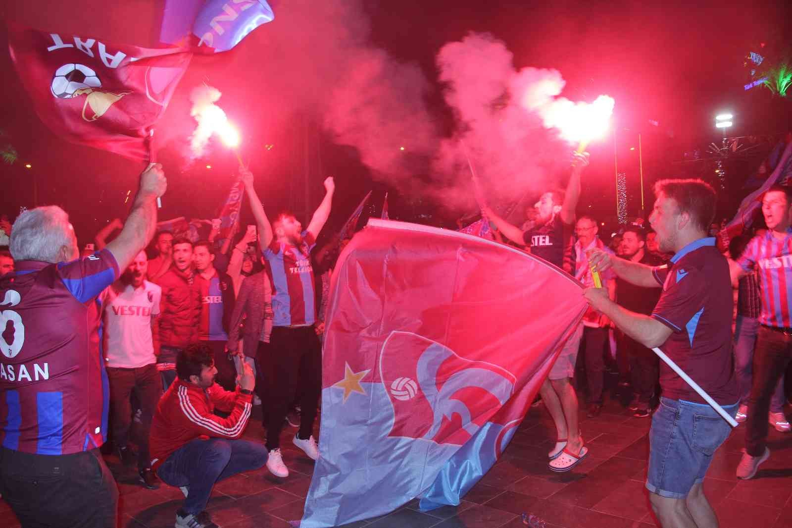 İzmir’de Trabzonspor’un şampiyonluğu coşkuyla kutlandı