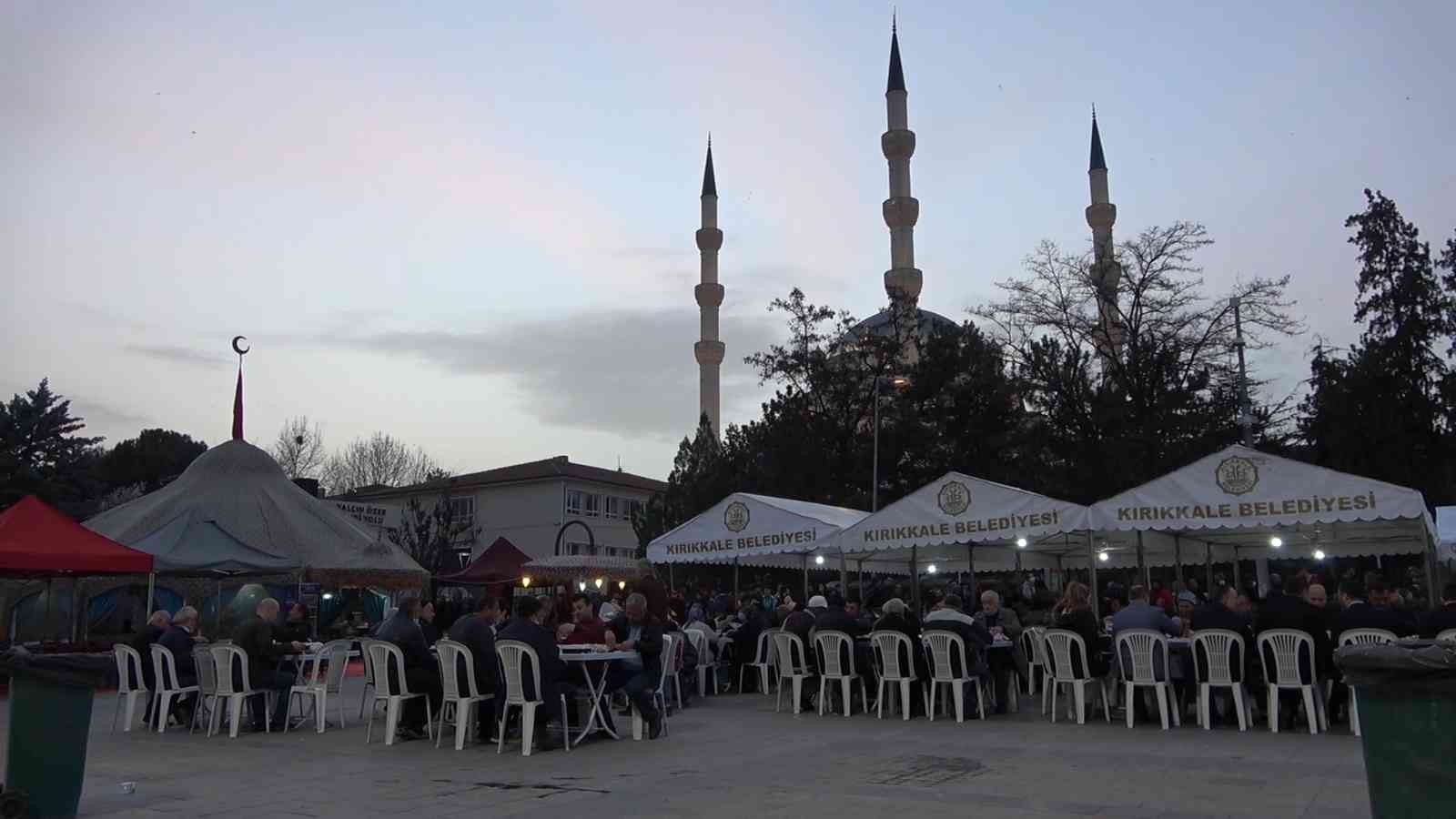Kırıkkale’de yüzlerce vatandaş iftar sofrasında oruç açtı