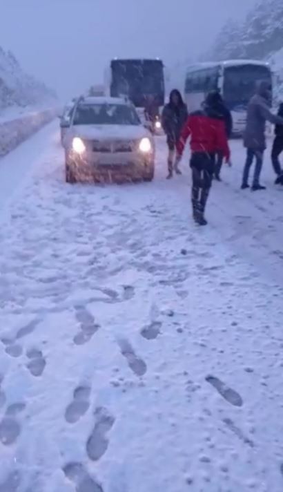 Köroğlu rampasında kar yağışı nedeniyle yol ulaşıma kapandı