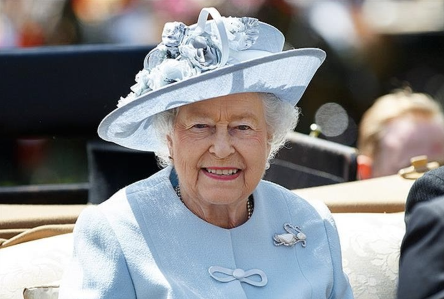 Kraliçe Elizabeth corona virüse yakalandı
