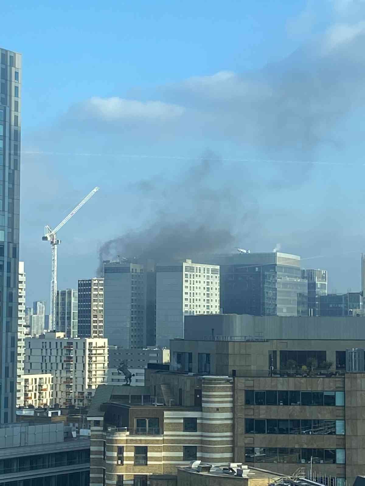 Londra’da çok katlı binada korkutan yangın