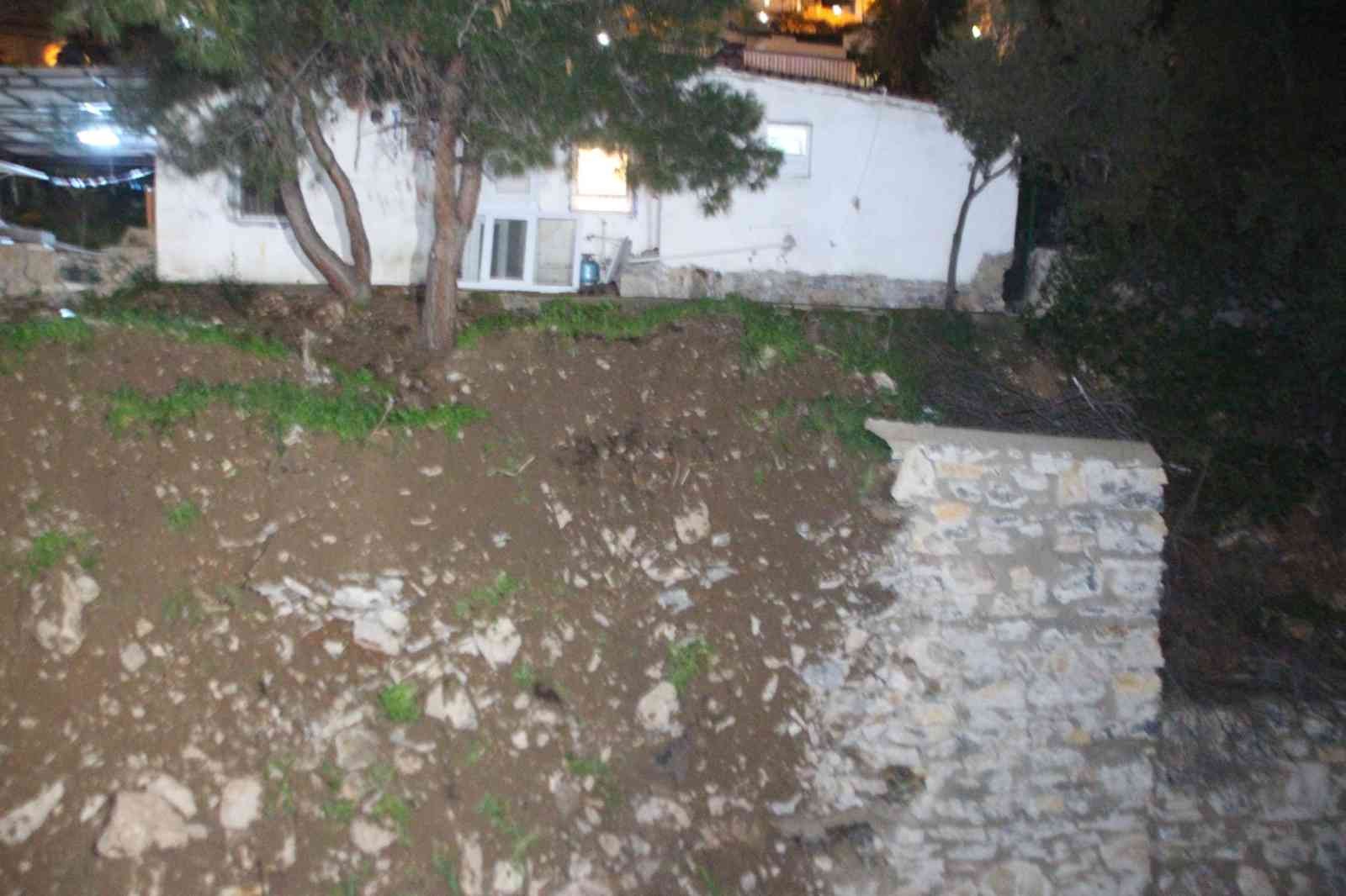 Mahalleli Deprem Sandı: Duvar Yıkıldı, Evler Tahliye Edildi