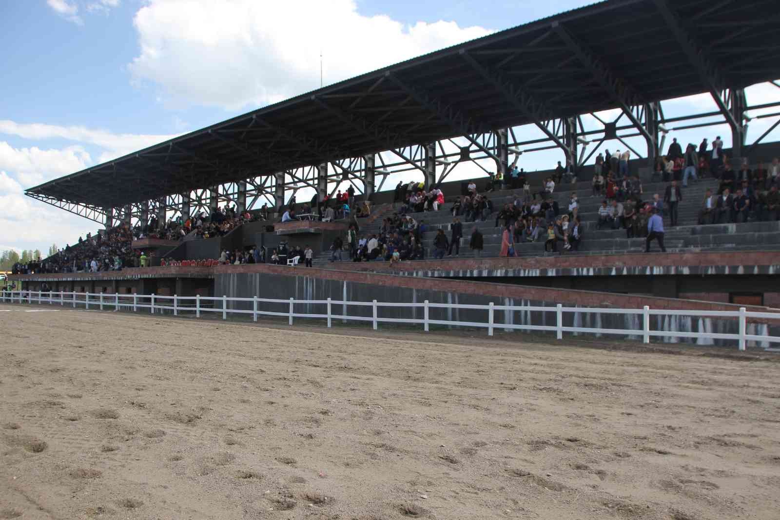 Malazgirt’te 19 Mayıs etkinliğinde at yarışı yapıldı