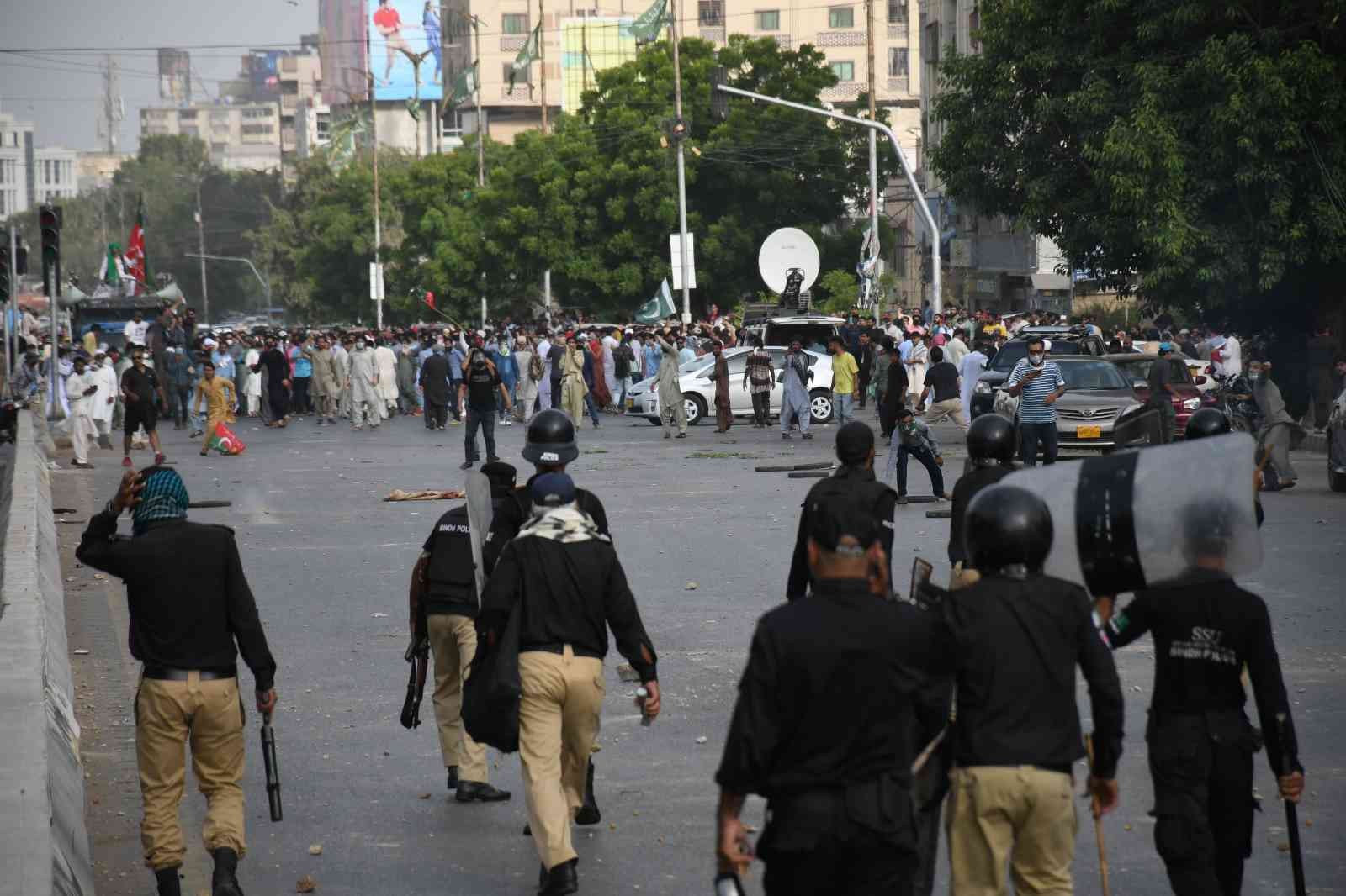 Pakistan’da Eski Başbakan Khan Destekçilerine Bir Kentte Daha Polis Müdahalesi