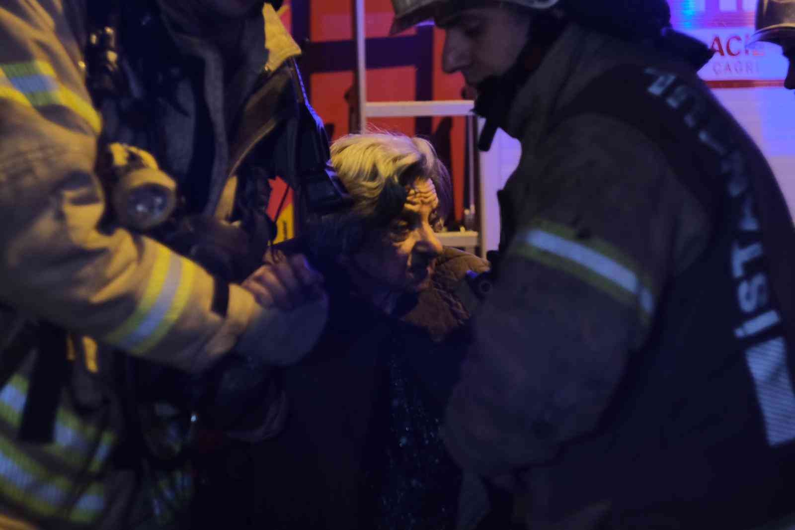 Şişli’de 4 Katlı Binada Yangın: Yaşlı Kadınları İtfaiye Ve Vatandaşlar Kurtardı