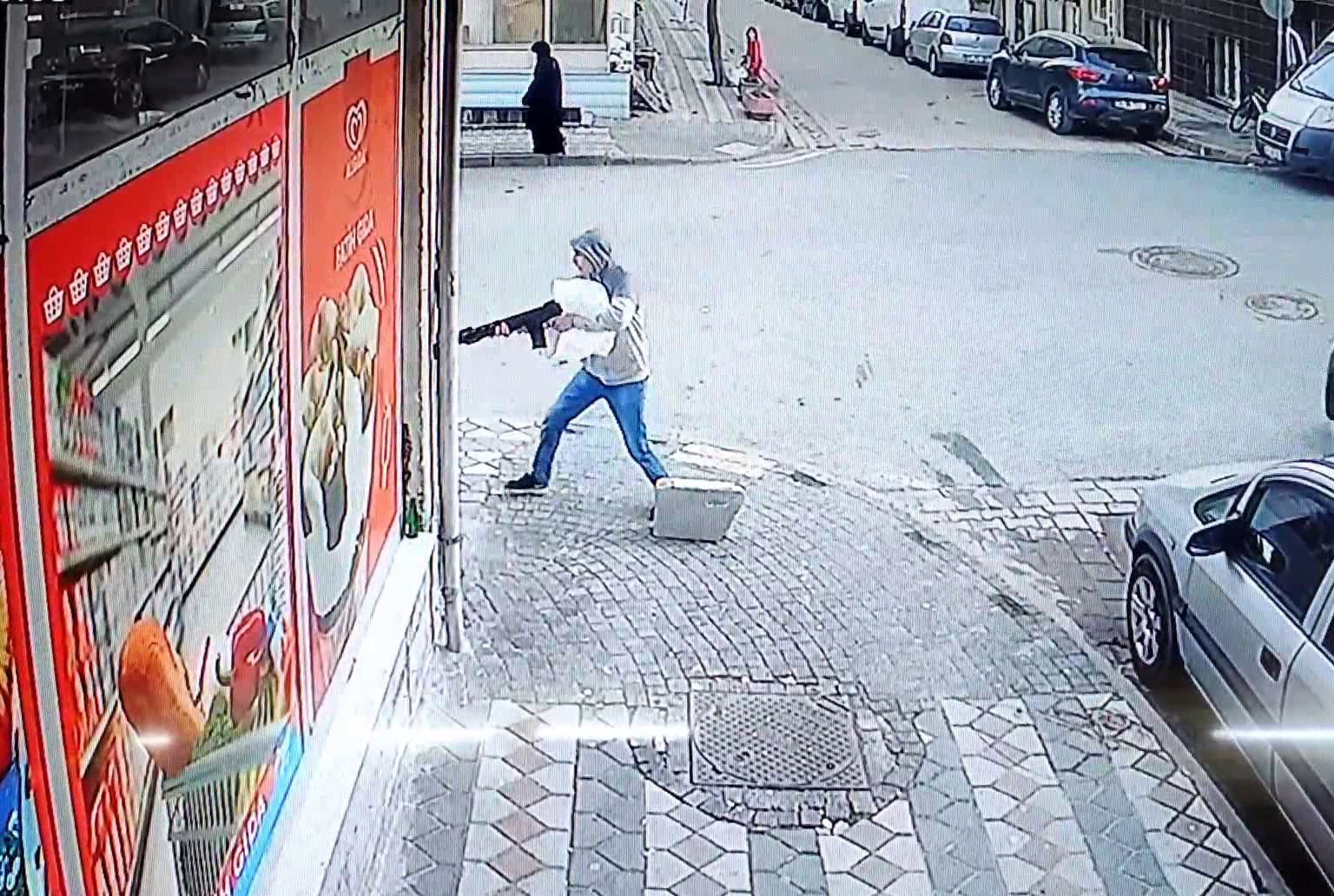 Sultangazi’de Dehşet Anları Kamerada: Arkadaşını Pompalı Tüfekle Vurdu
