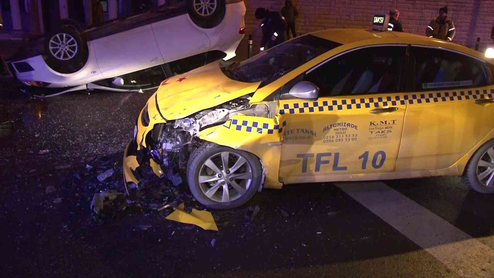 Üsküdar’da Kontrolünü Kaybeden Otomobil Takla Atarak Ticari Taksiye Çarptı: 1 Yaralı