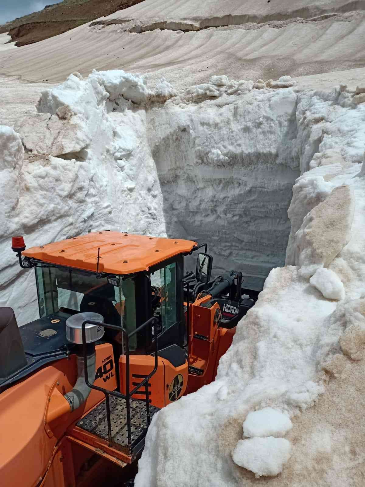 Yüksekova’da Mayıs Ayına Rağmen 5 Metrelik Kar Tünellerinde Çalışma